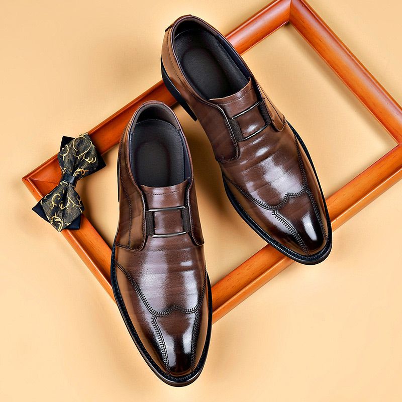 Zapatos de cuero de negocios con punta puntiaguda para hombre.