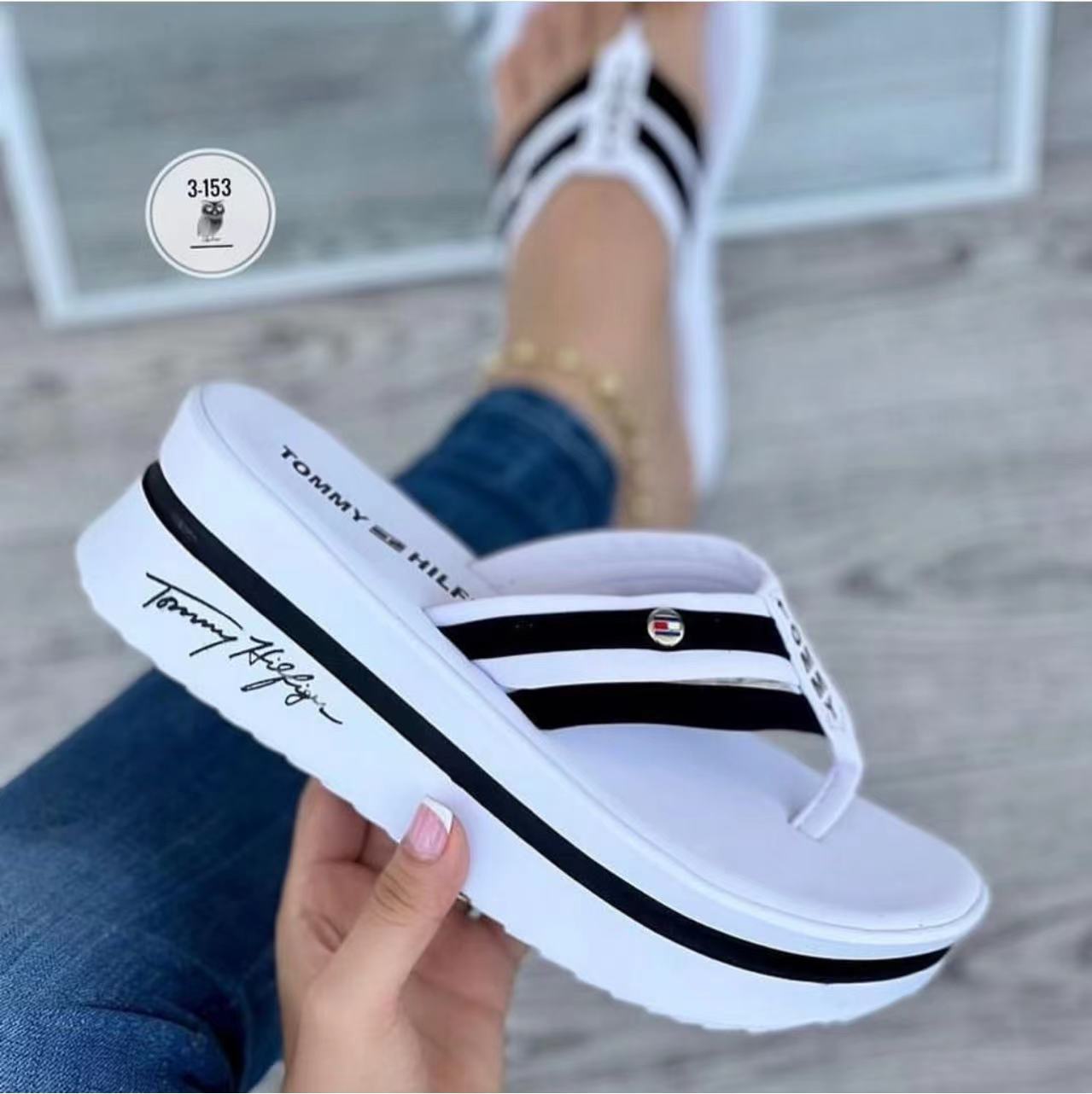 Chanclas de colores con fondo grueso