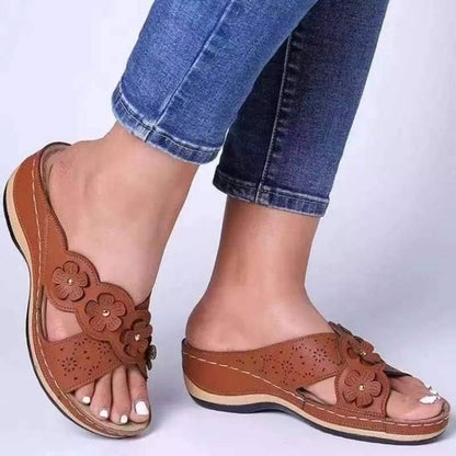 Chanclas de tacón con pendiente floral vintage