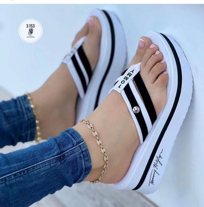 Chanclas de colores con fondo grueso