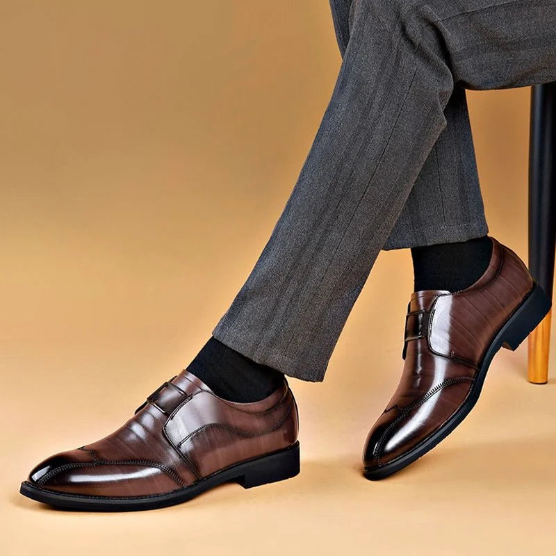 Zapatos de cuero de negocios con punta puntiaguda para hombre.