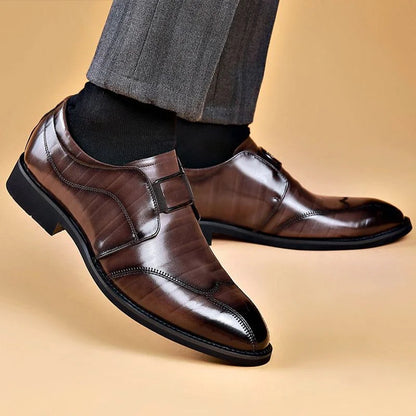 Zapatos de cuero de negocios con punta puntiaguda para hombre.