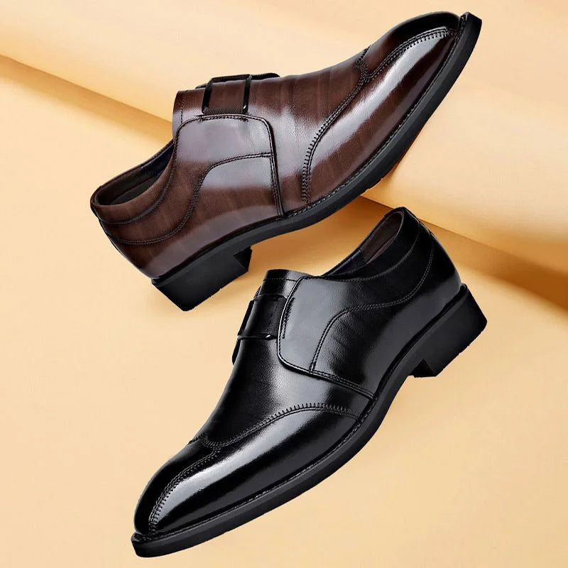 Zapatos de cuero de negocios con punta puntiaguda para hombre.